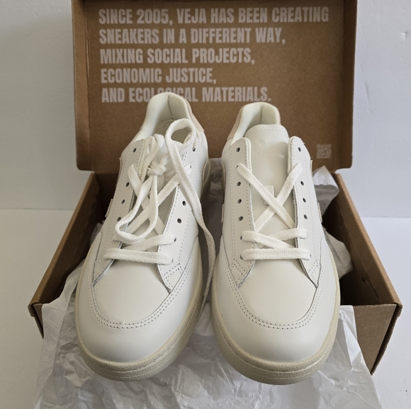 Veja White and Cream Low Top Sneakers Size 40 - Picture 2 of 7